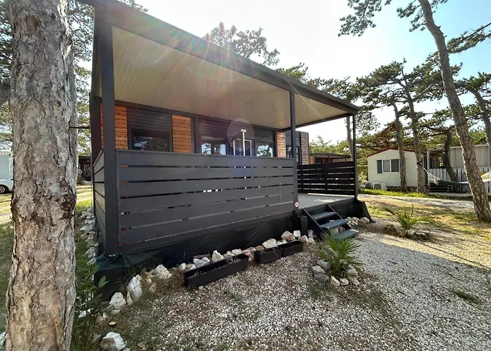 Forest House פארק נופש Ražanac