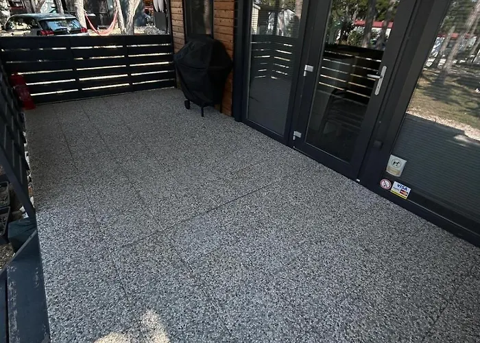 Forest House פארק נופש Ražanac